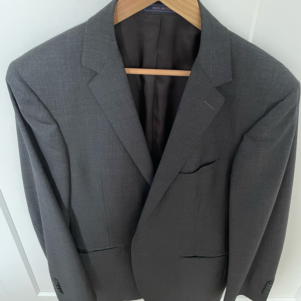 Gray Blazer with Modern Tailoring and Structured Shoulders